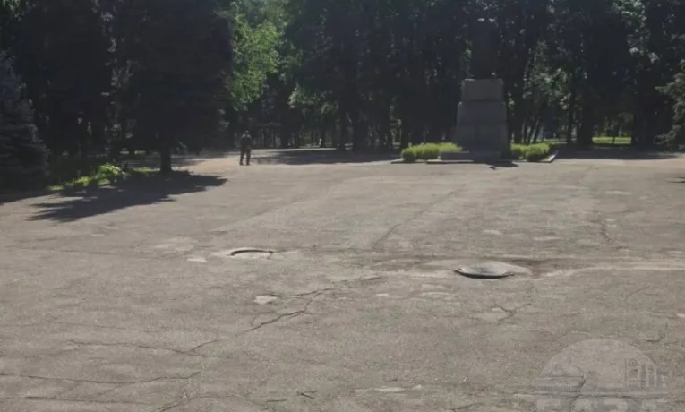 У парку Дніпра чоловік «косив» асфальт: курйоз чи імітація?