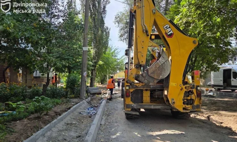 У Придніпровську оновлюють вулицю Олександра Данченка