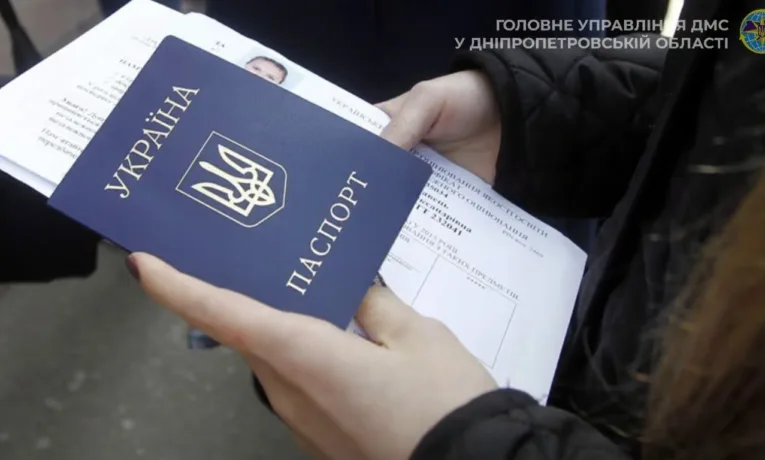Вклеювання фото у паспорт: правила для 25 та 45 років