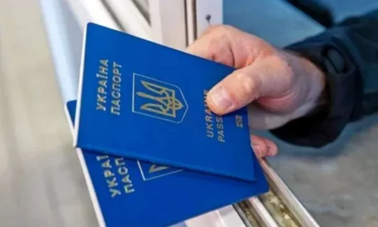 Які документи перевірити перед поїздкою за кордон