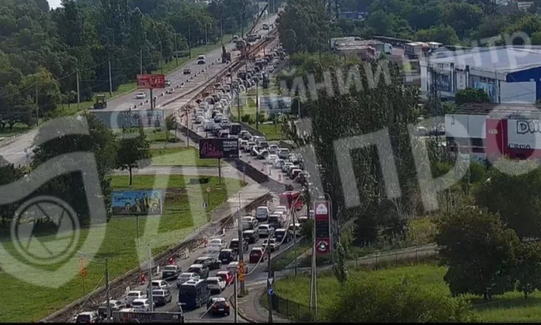 Затор на Набережній Заводській у Дніпрі: причини та деталі