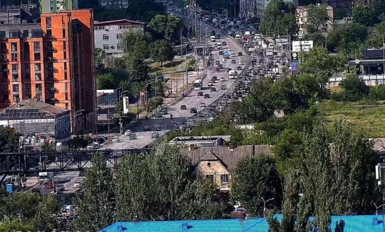 Затори на Слобожанському проспекті у Дніпрі: ситуація на дорогах