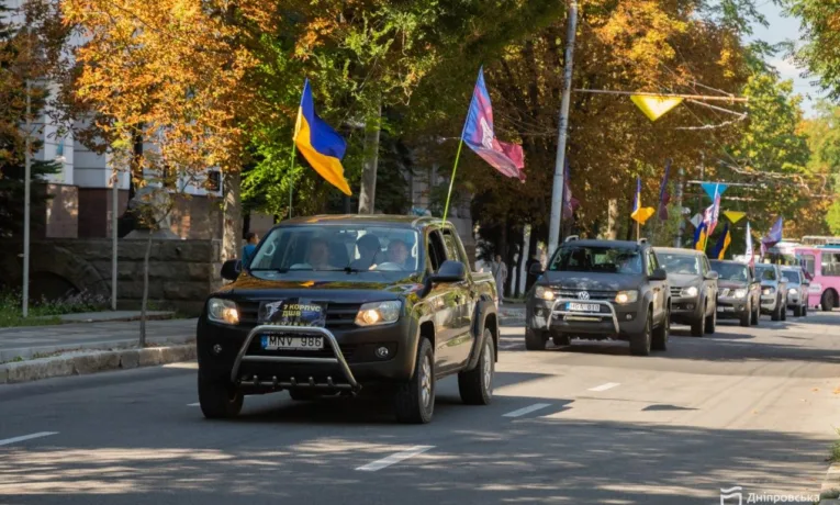 Дніпро передав п’ять пікапів для 7-го корпусу ДШВ