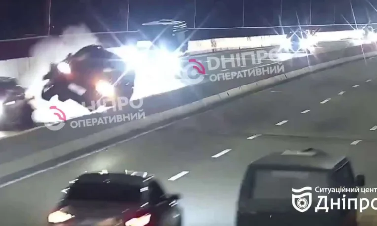 ДТП на Центральному мосту в Дніпрі: авто ледь не злетіло