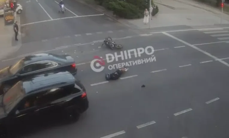ДТП у центрі Дніпра: мотоцикліст врізався в таксі