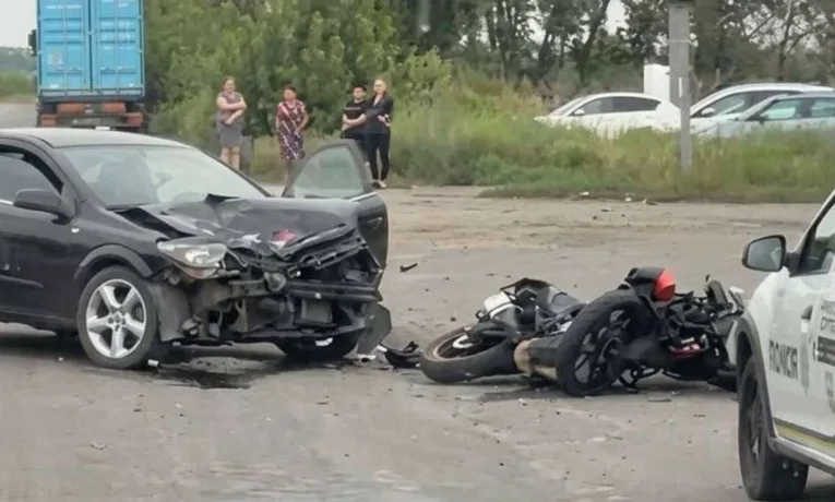 ДТП у Підгородньому: зіткнулися Opel та мотоцикл