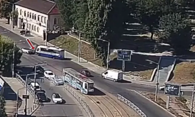ДТП з автобусом у Дніпрі: деталі аварії біля ТЦ