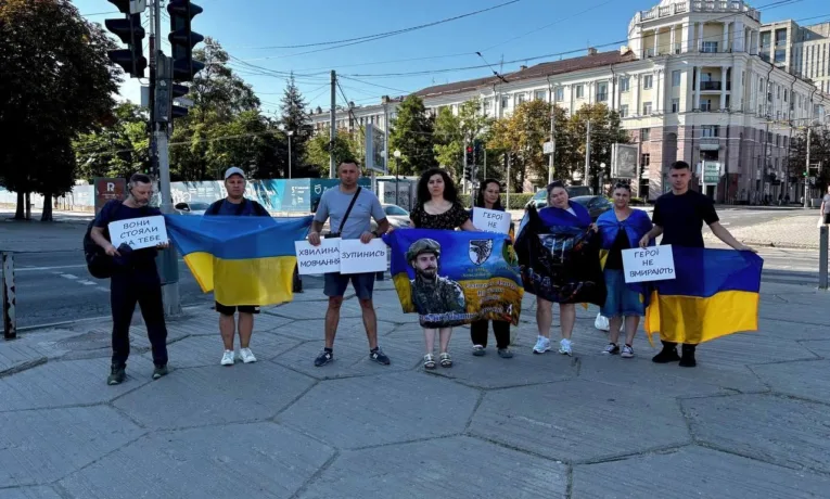 Хвилина мовчання у Дніпрі: як місто вшановує пам'ять Героїв