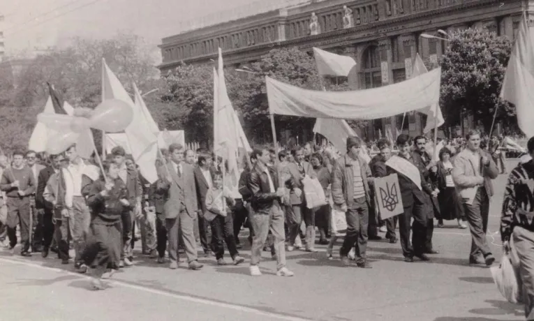 Історія синьо-жовтого прапора у Дніпрі: від підпілля до величі