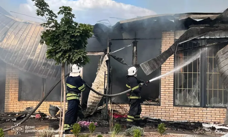 Масштабна пожежа у Кам’янському: вогонь знищив павільйони