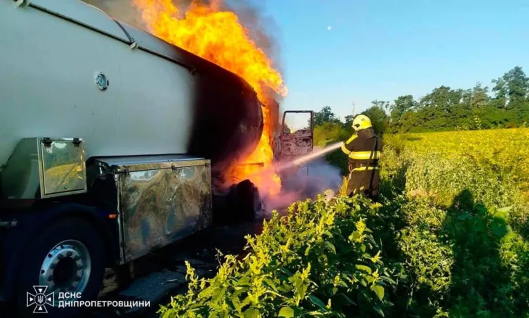 На Дніпропетровщині під час руху спалахнув бензовоз