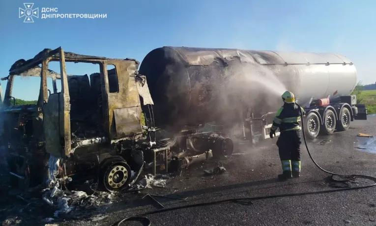 На Дніпропетровщині під час руху загорівся бензовоз