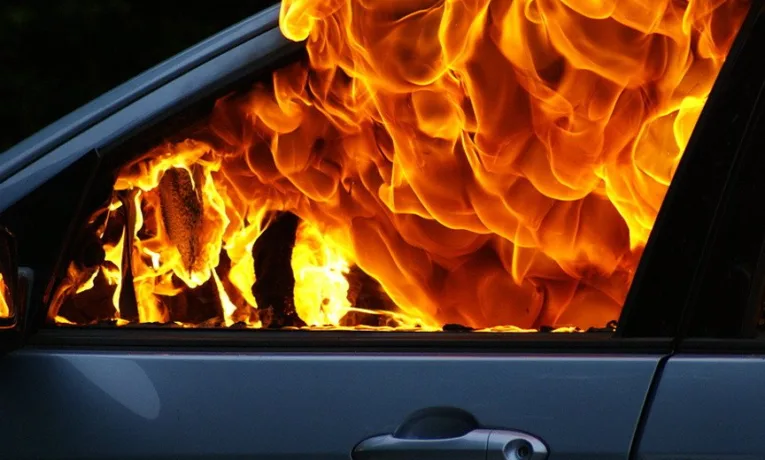 На Дніпропетровщині ревнивець спалив авто випадкової людини