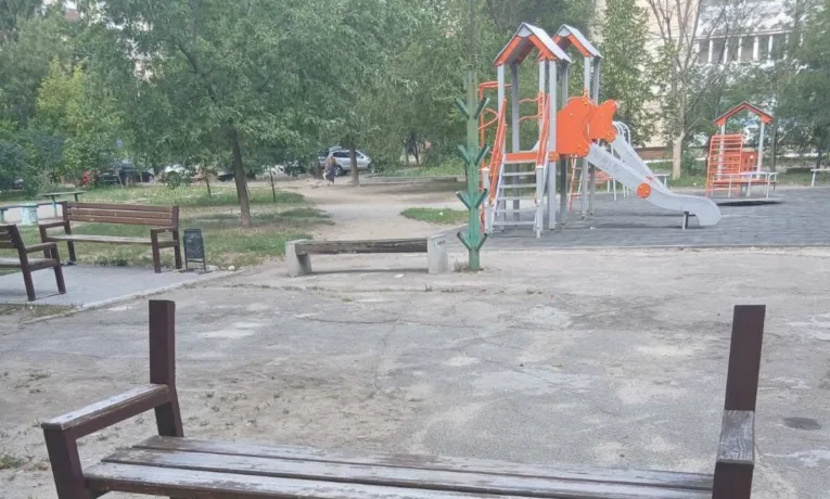 На масиві Перемога у Дніпрі масово нищать лавки