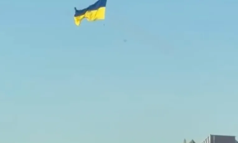 Над Дніпром помітили гігантський прапор України