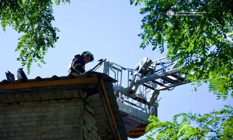 Наслідки нічної атаки дронів на Дніпро: деталі руйнувань