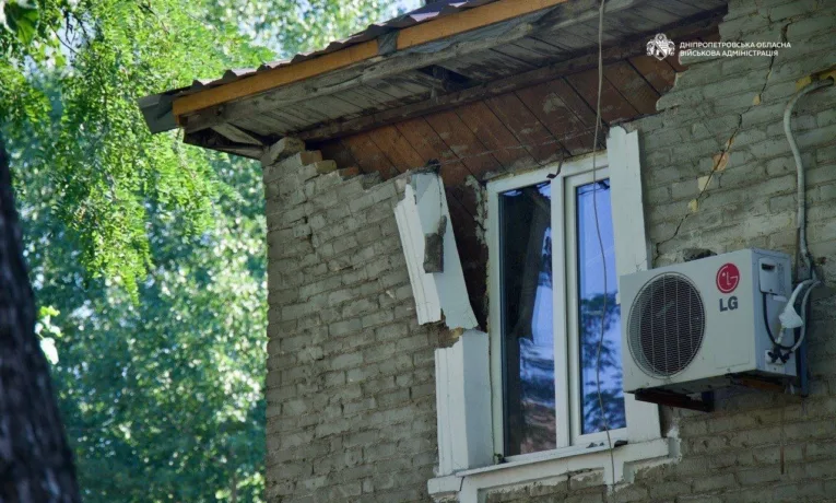 Наслідки ворожої атаки на Дніпро: фото руйнувань