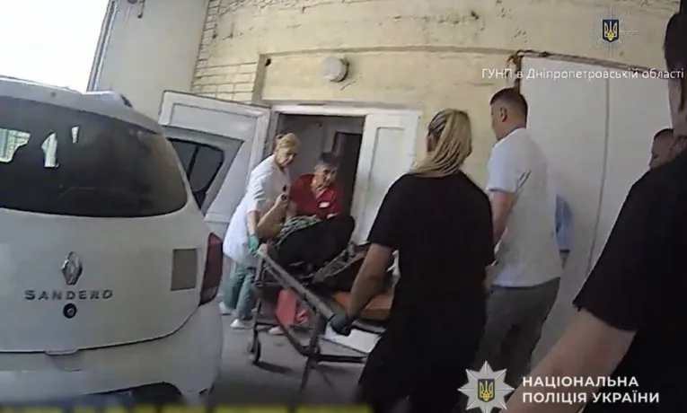 Поліція Марганця врятувала поранену жінку після атаки БпЛА