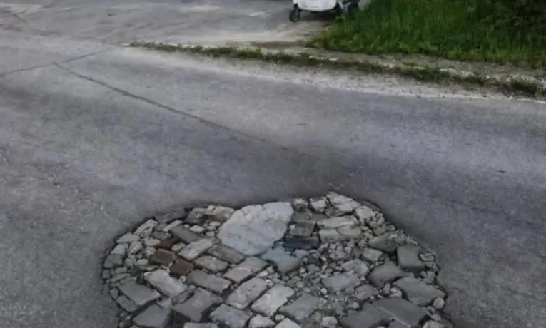 Ремонт доріг у Дніпрі: містяни самотужки латають ями