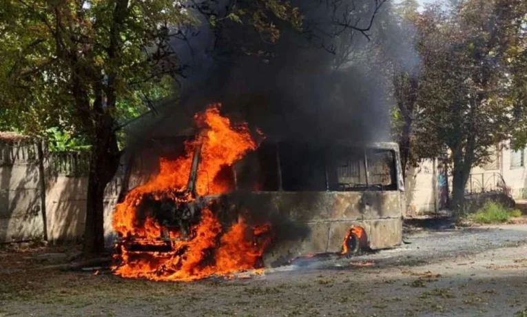 РФ атакувала автобус у Нікополі: є загиблі та поранені