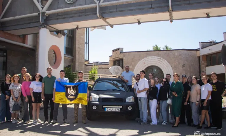 Студенти Дніпра передали четверте авто для ЗСУ