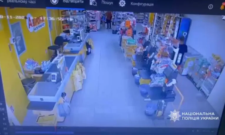 У Дніпрі 19-річний хлопець пограбував магазин під камерами