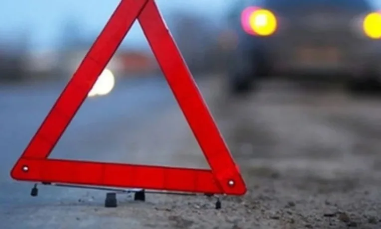 У Дніпрі авто влетіло в кіоск після ДТП на Панікахи