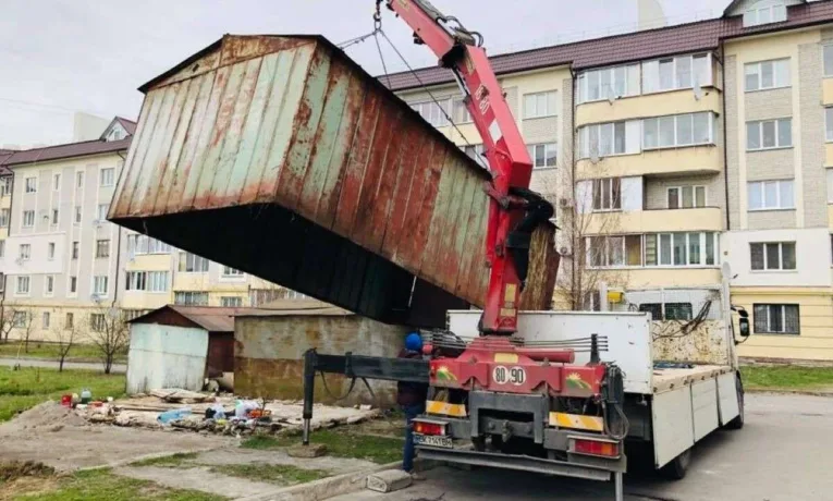 У Дніпрі демонтують 12 незаконних кіосків та майданчиків