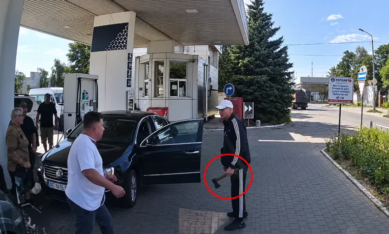 У Дніпрі на АЗС чоловік погрожував лікарю сокирою