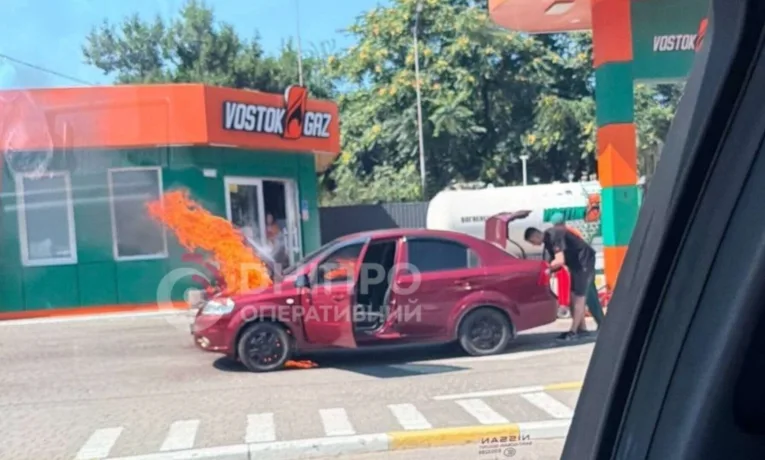 У Дніпрі на вулиці Космічній вщент згорів автомобіль
