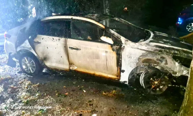 У Дніпрі на вулиці Національної Гвардії згоріло авто