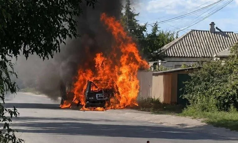 У Дніпрі на вулиці Незламній вщент згоріло авто