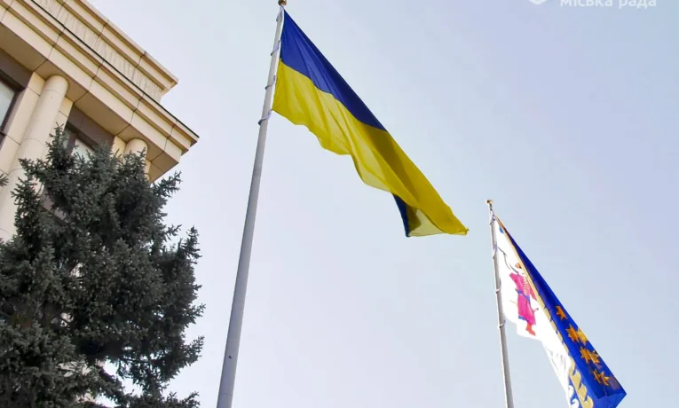 У Дніпрі урочисто підняли Державний прапор України