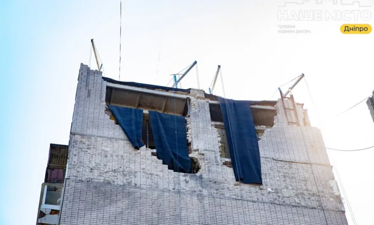 У Дніпрі відновлюють багатоповерхівку після атаки дрона