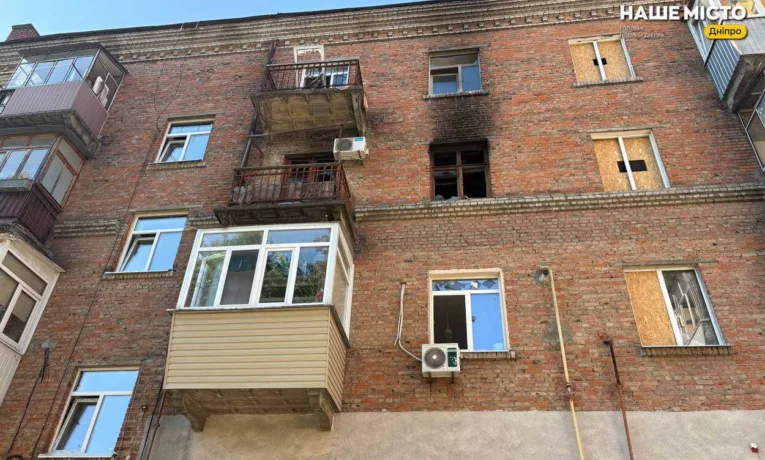 У Дніпрі відновлюють будинок після ворожої атаки