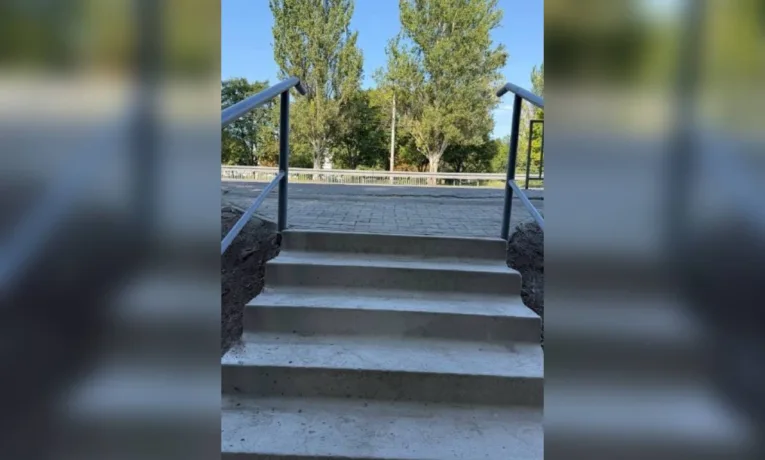 У Дніпрі відремонтували сходи на зупинці вул. Панікахи