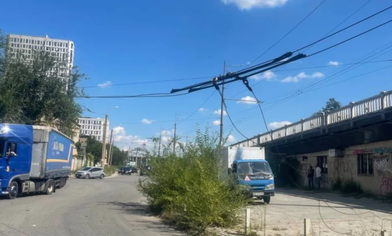 У Дніпрі водій вантажівки пошкодив дроти та втік з ДТП