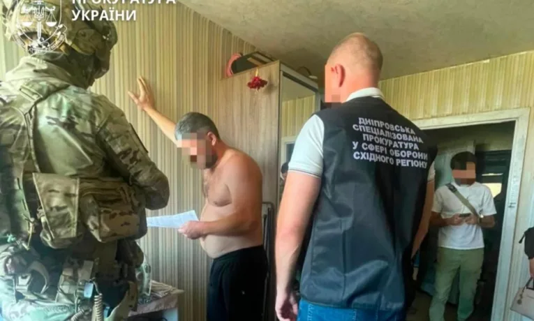У Дніпрі затримали військових за вимагання 20 тисяч доларів