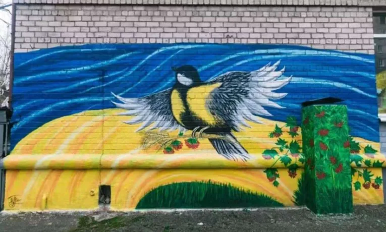 У Дніпрі з’явився новий мурал із синицею та калиною