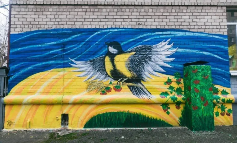 У Дніпрі з'явився новий патріотичний мурал «Синиця»