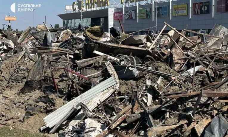 У Кривому Розі тривають пошуки зниклих після удару по ТЦ