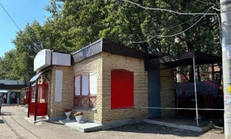 У Кривому Розі злодії обікрали кіоск через отвір для собак