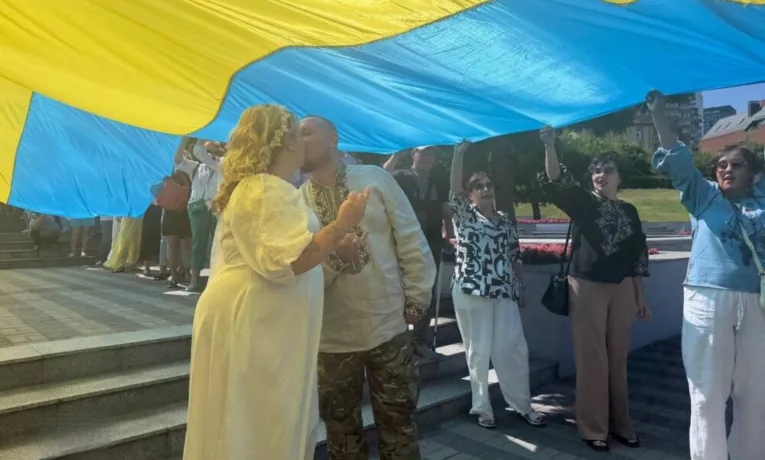Весілля у Дніпрі: молодята сфотографувалися з 50-метровим прапором