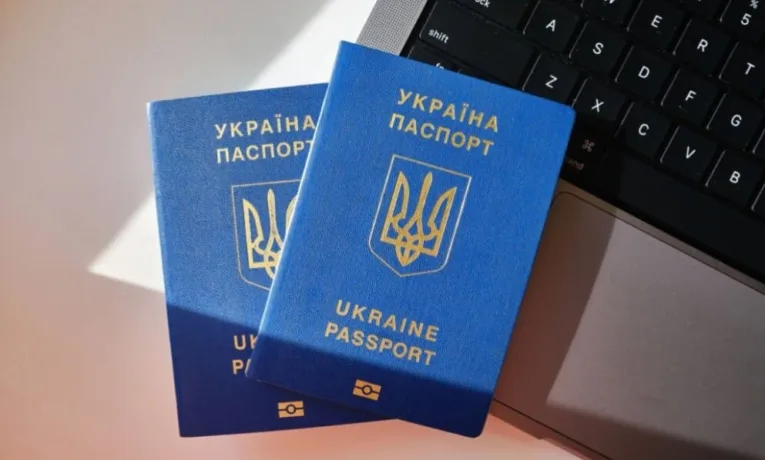 Як оформити ID-картку та закордонний паспорт одночасно