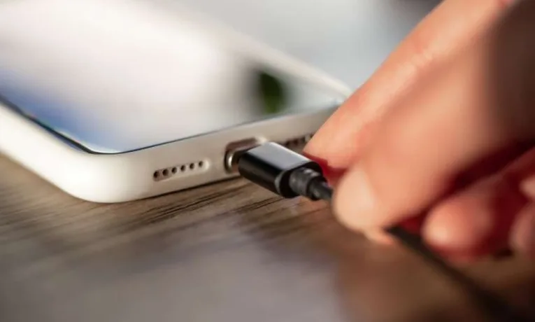 Чому небезпечно заряджати телефон через публічні USB-порти