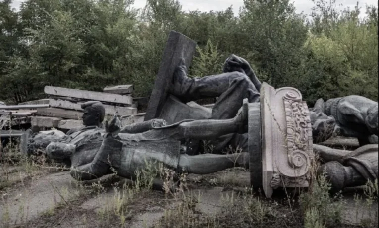 Де у Дніпрі зберігають демонтовані радянські пам’ятники