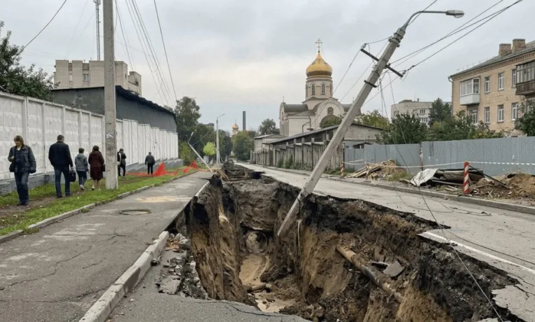 Дніпро: дорога провалюється через комунальну траншею