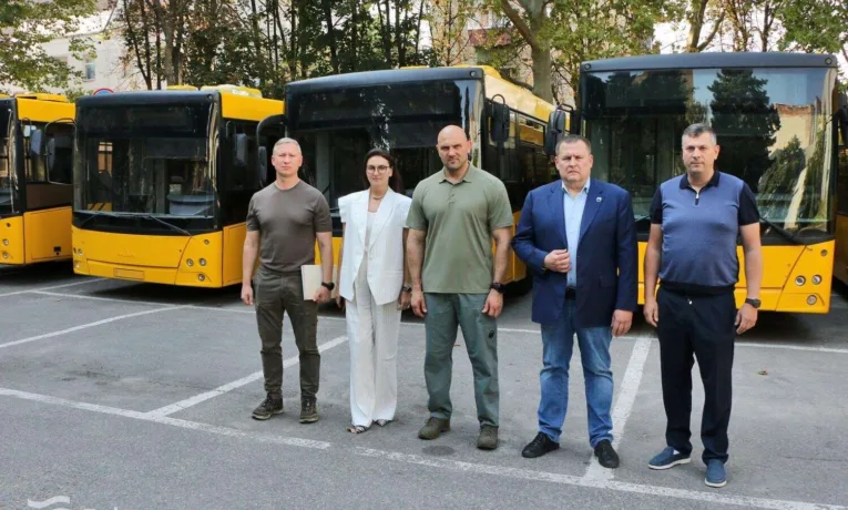 Дніпро передав Одесі 7 автобусів для підтримки міста