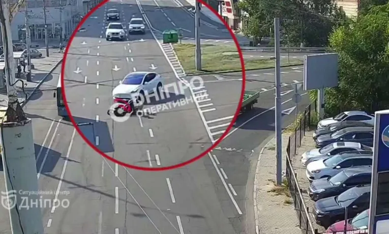 ДТП у Дніпрі: біля «Міст-Сіті» авто збило кур’єра