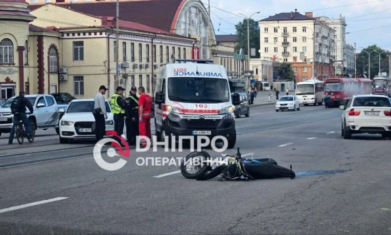 ДТП у Дніпрі: біля «Озерки» збили кур’єра на мопеді